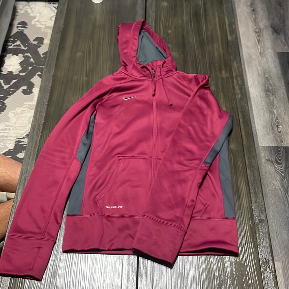 Burgundy Nike therma fit size M